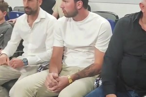 季后赛还能回来吗！东契奇和父亲还有好友德约科维奇一起看球...